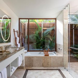 Casinha pequena privada com vista para a praia